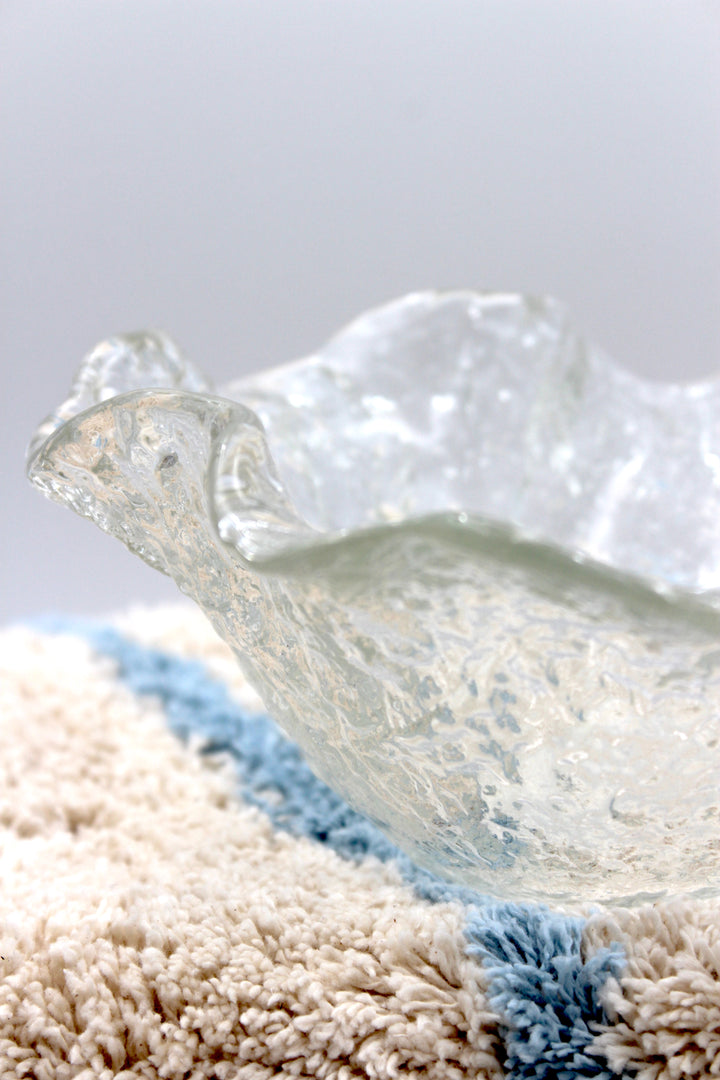 Glasschale mit Wellenrand
