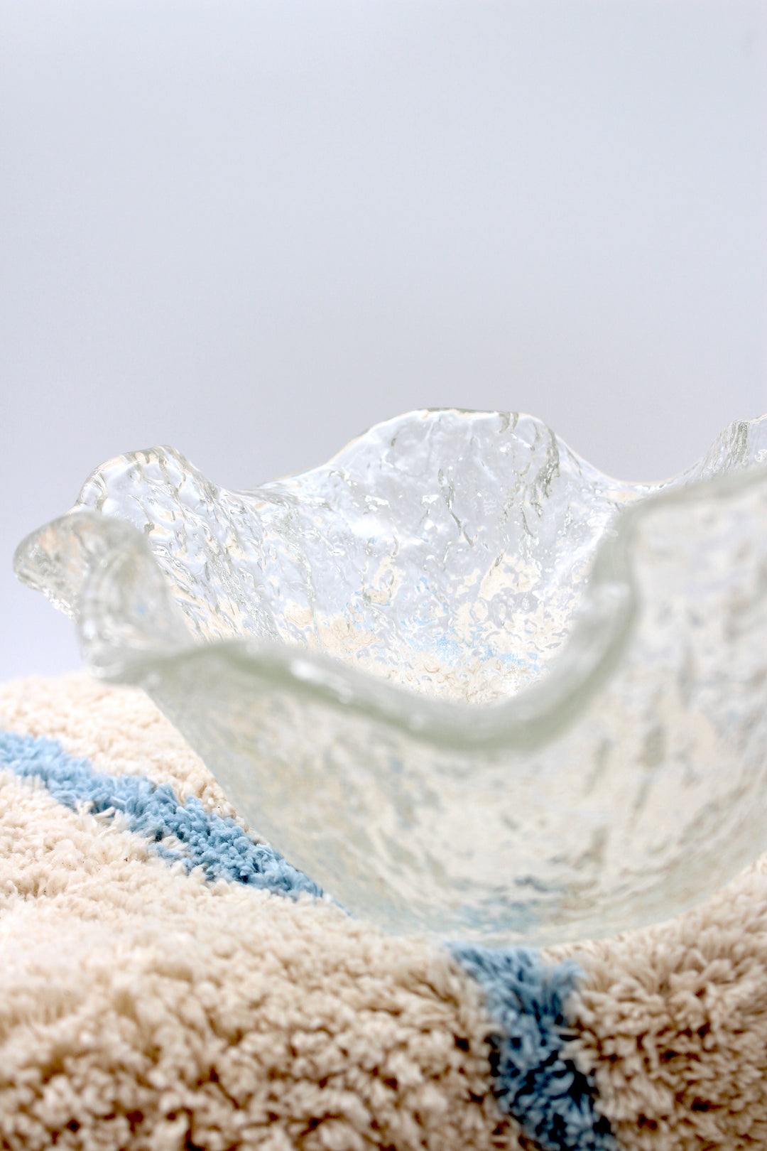 Glasschale mit Wellenrand