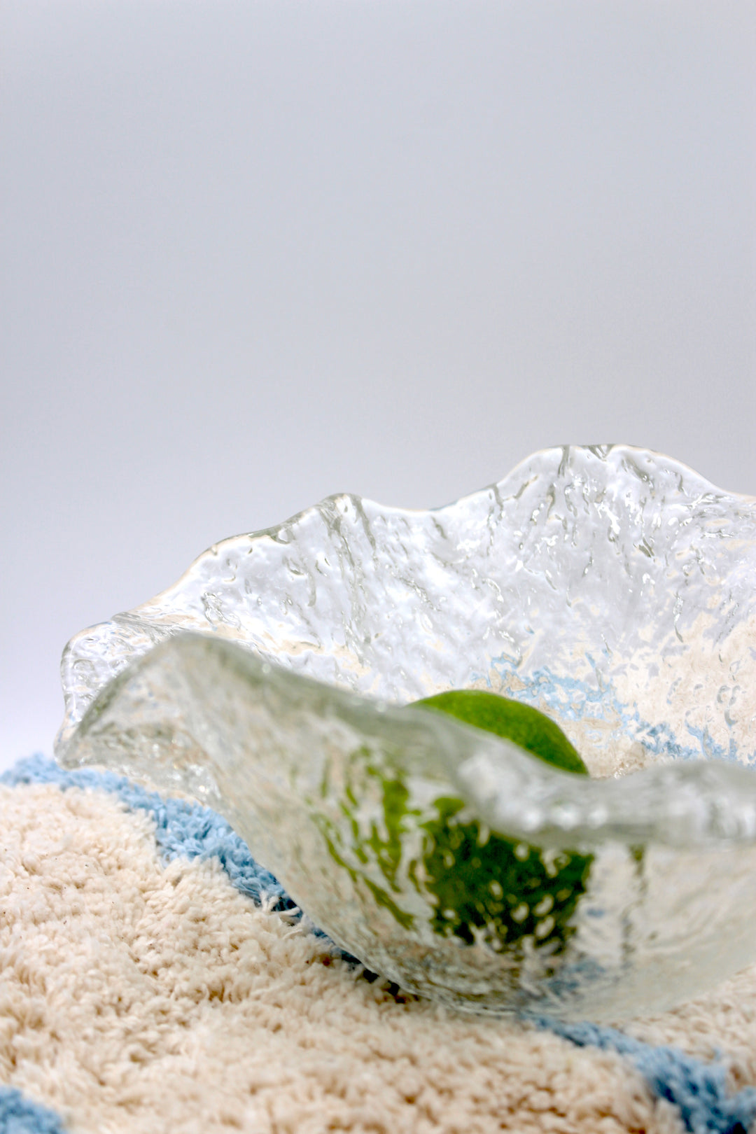 Glasschale mit Wellenrand