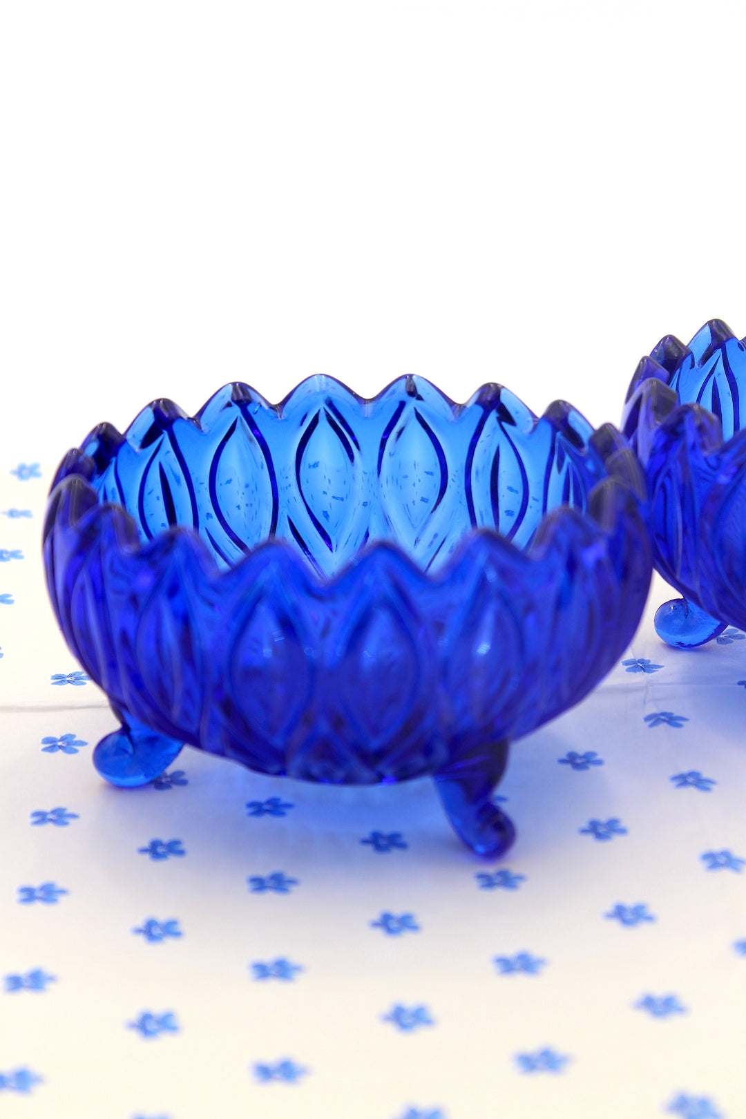 Blaue Schüssel zu Fuß