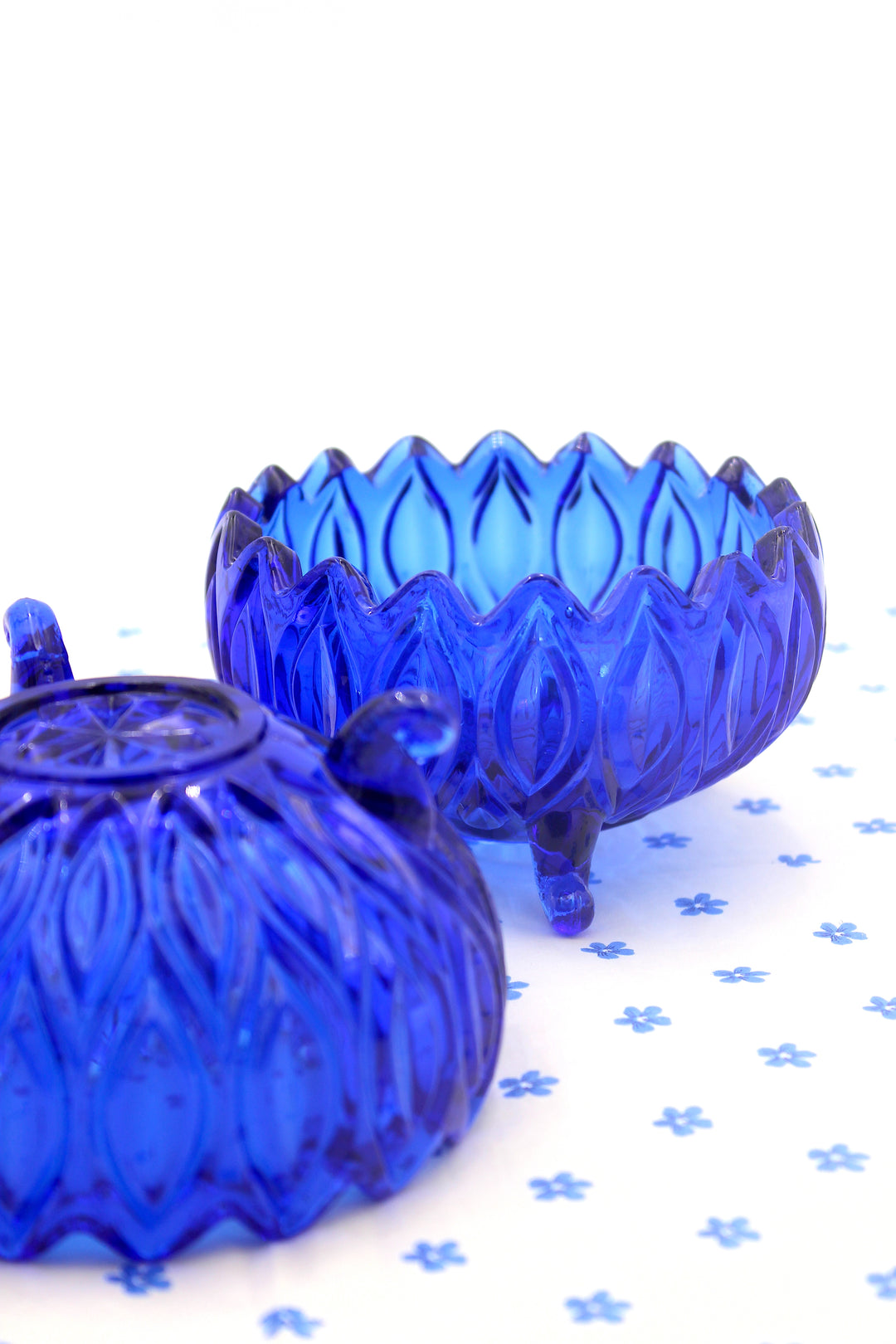 Blaue Schüssel zu Fuß
