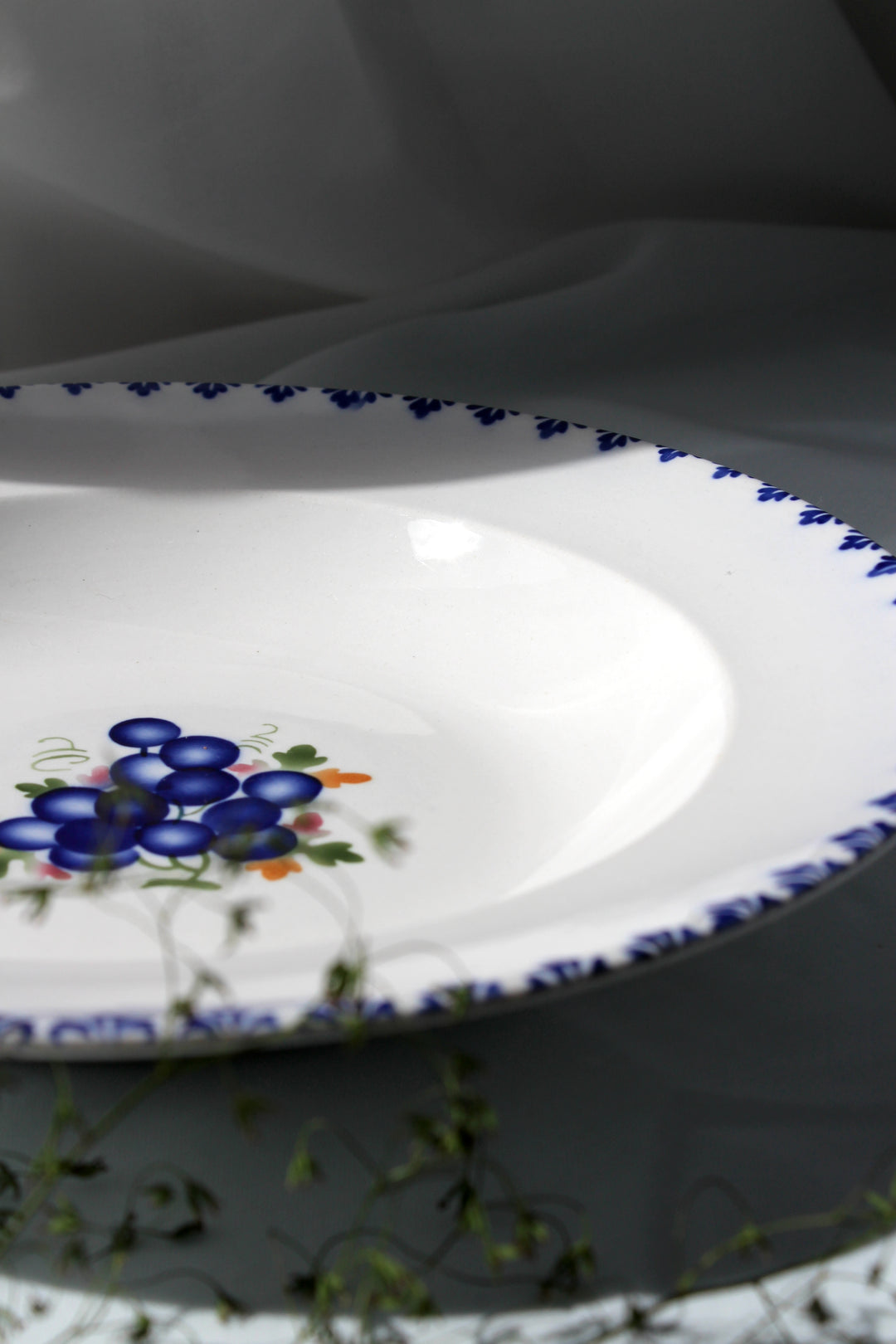 Aluminia – Tiefer Teller „Sterling Grape“.