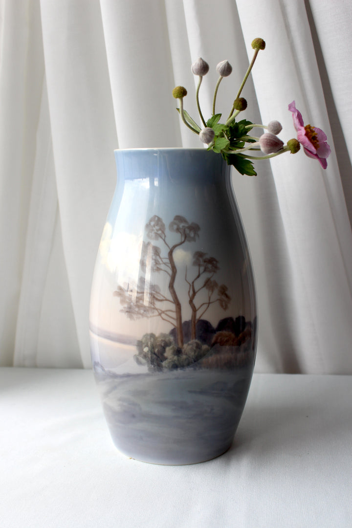 Bing & Grøndahl – Vase „Naturmotiv“.