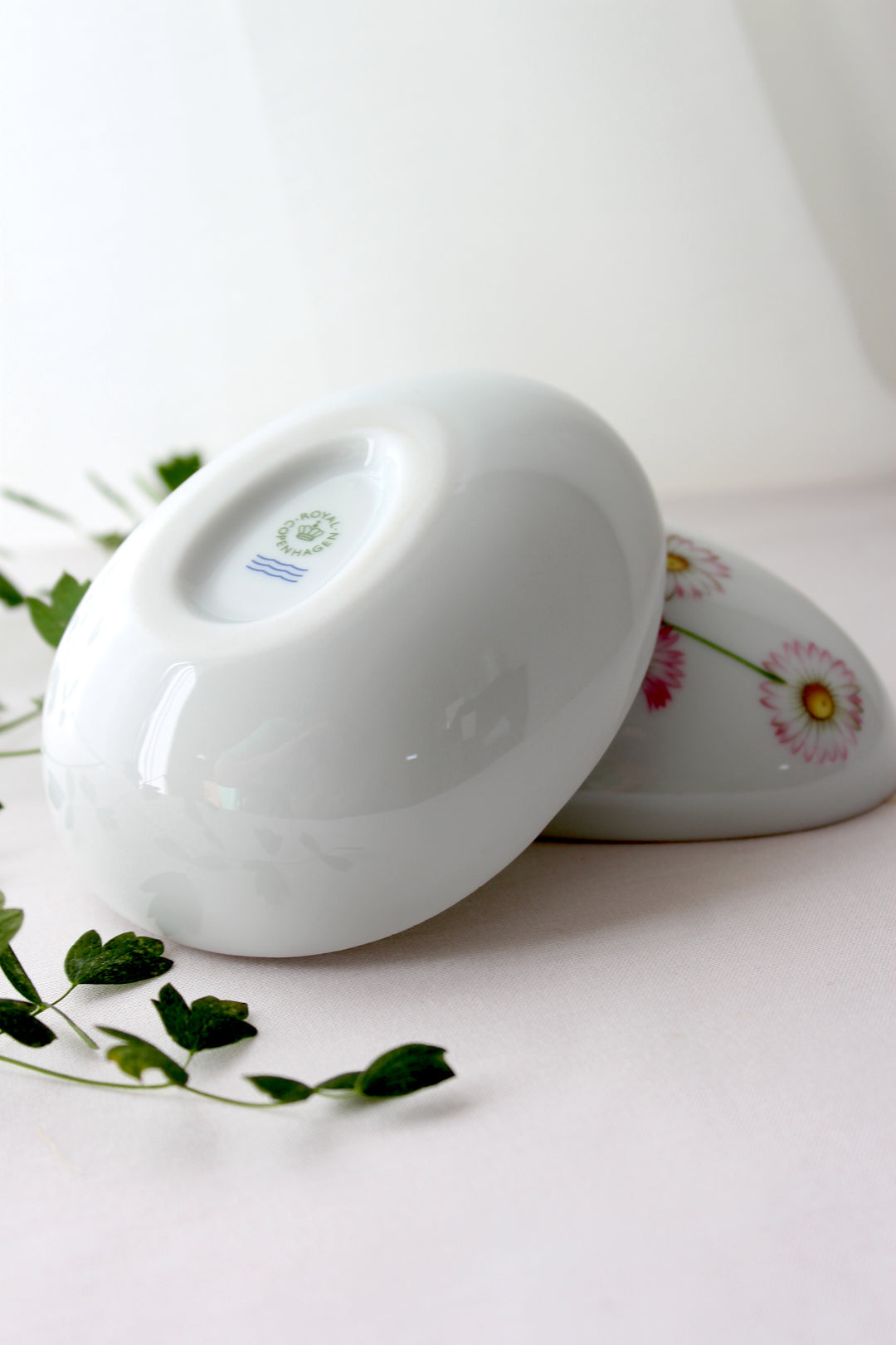 Royal Copenhagen - Oster-Bonbonniere „Daisy“.