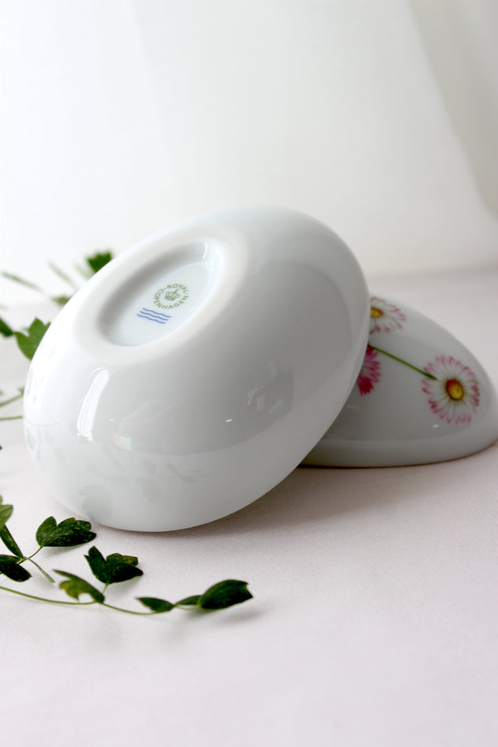 Royal Copenhagen - Oster-Bonbonniere „Daisy“.