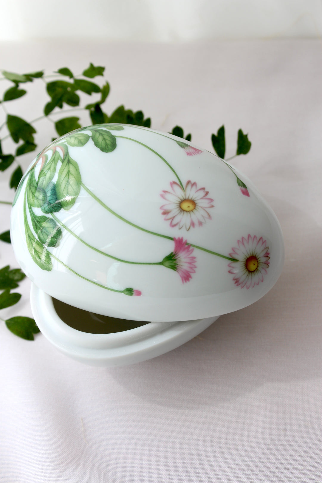 Royal Copenhagen - Oster-Bonbonniere „Daisy“.