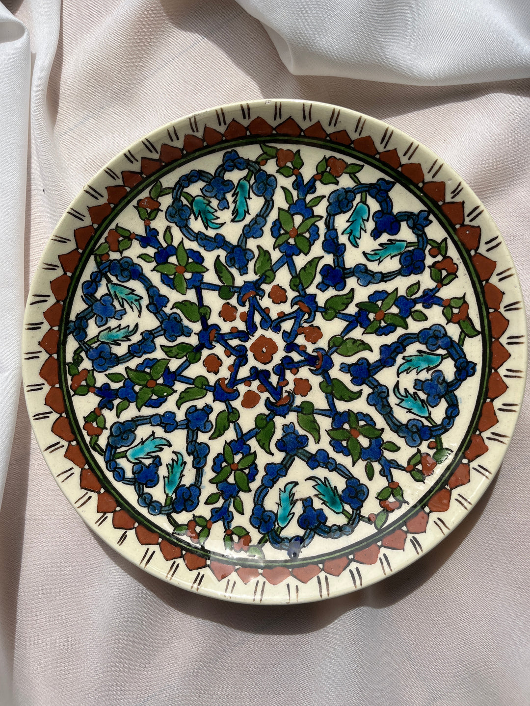 Tyrkisk keramiktallerken i Iznik-stil