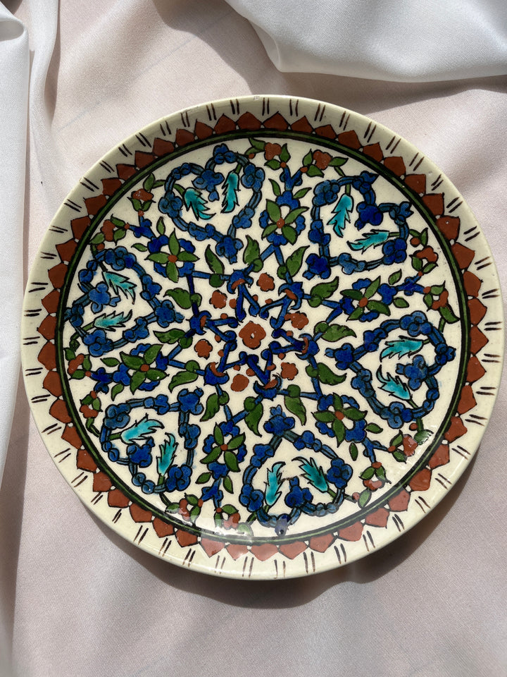 Tyrkisk keramiktallerken i Iznik-stil