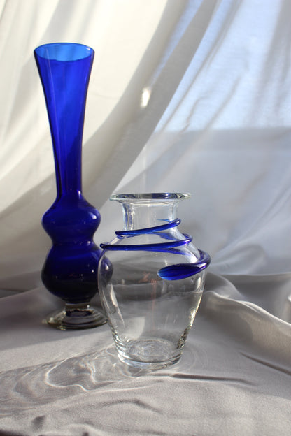 Klar vase med blå dekoration
