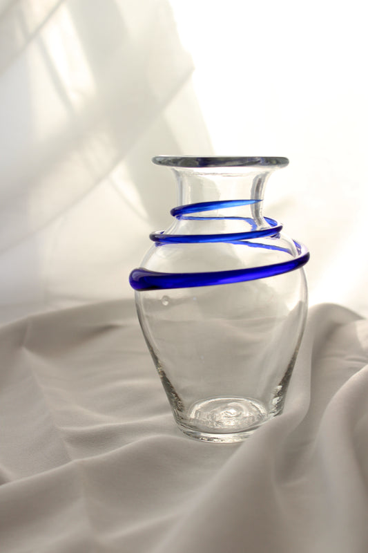 Klar vase med blå dekoration
