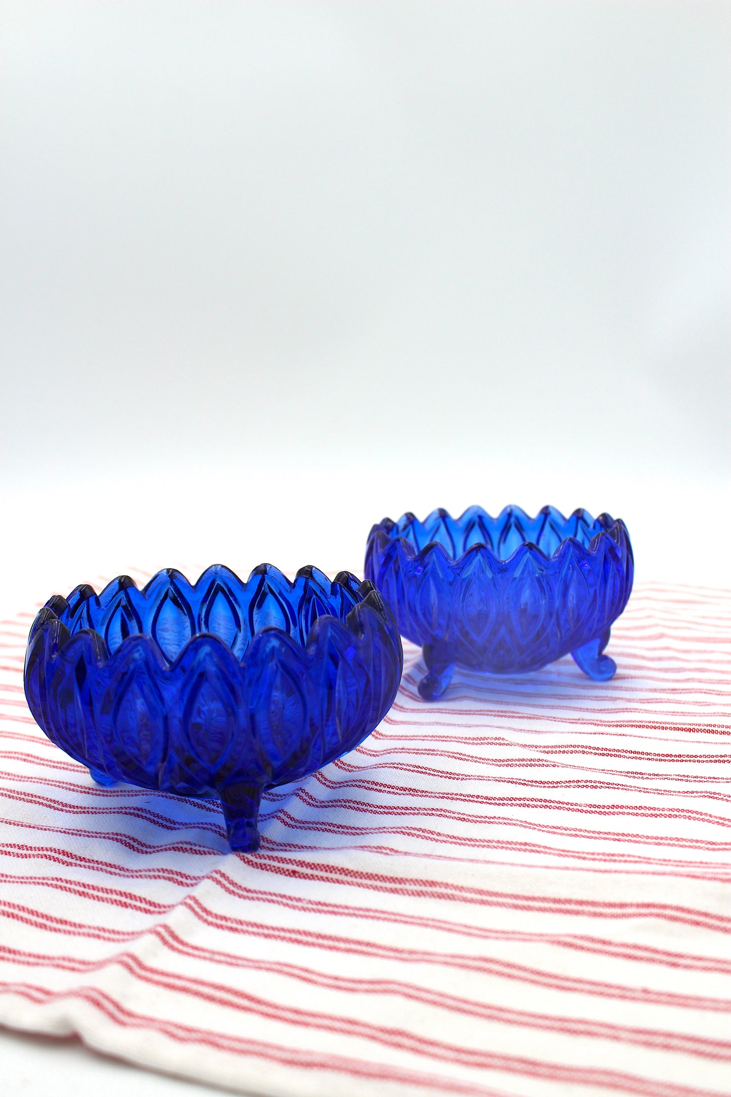 Blue bowls on feet, 2 pcs.