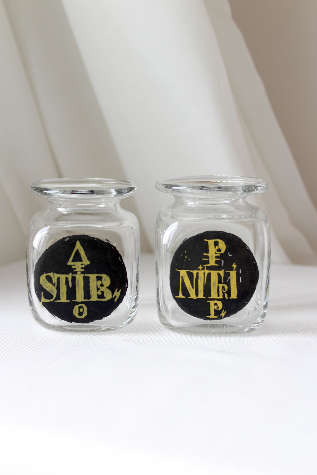 Holmegaard - 'NITRI' & 'STIB' apotekerglas, 2 stk.