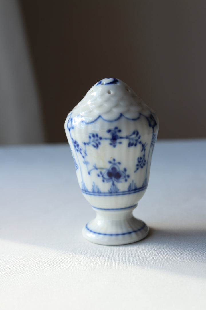 Royal Copenhagen - 'Muselmalet Riflet' saltbøsse