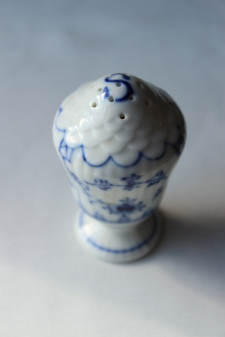 Royal Copenhagen - 'Muselmalet Riflet' saltbøsse