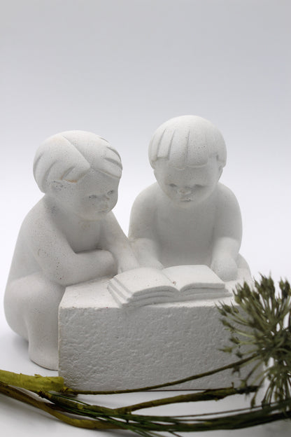 Marbell - Sandsteinfigur, Kinder lesen