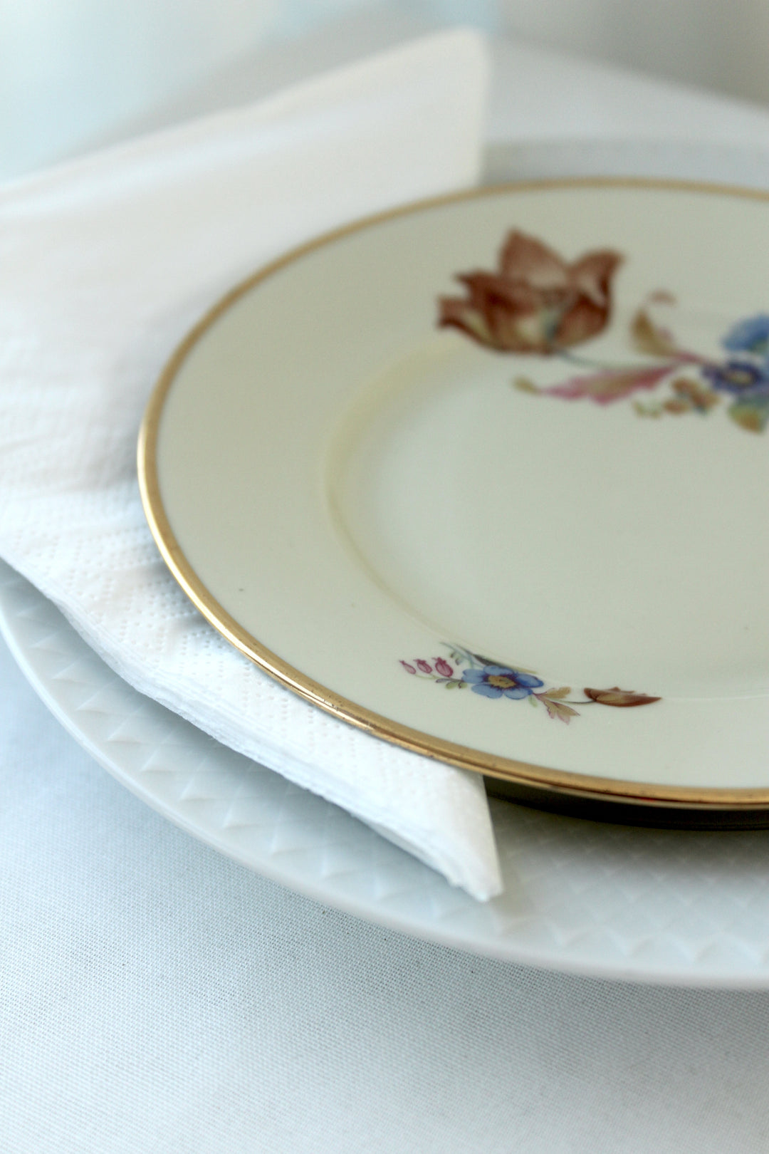 Kuchen-/Beilagenteller mit Blumenmotiv und Goldrand – Copenhagen Porcelain Painting (1 Set mit 6 Stück)