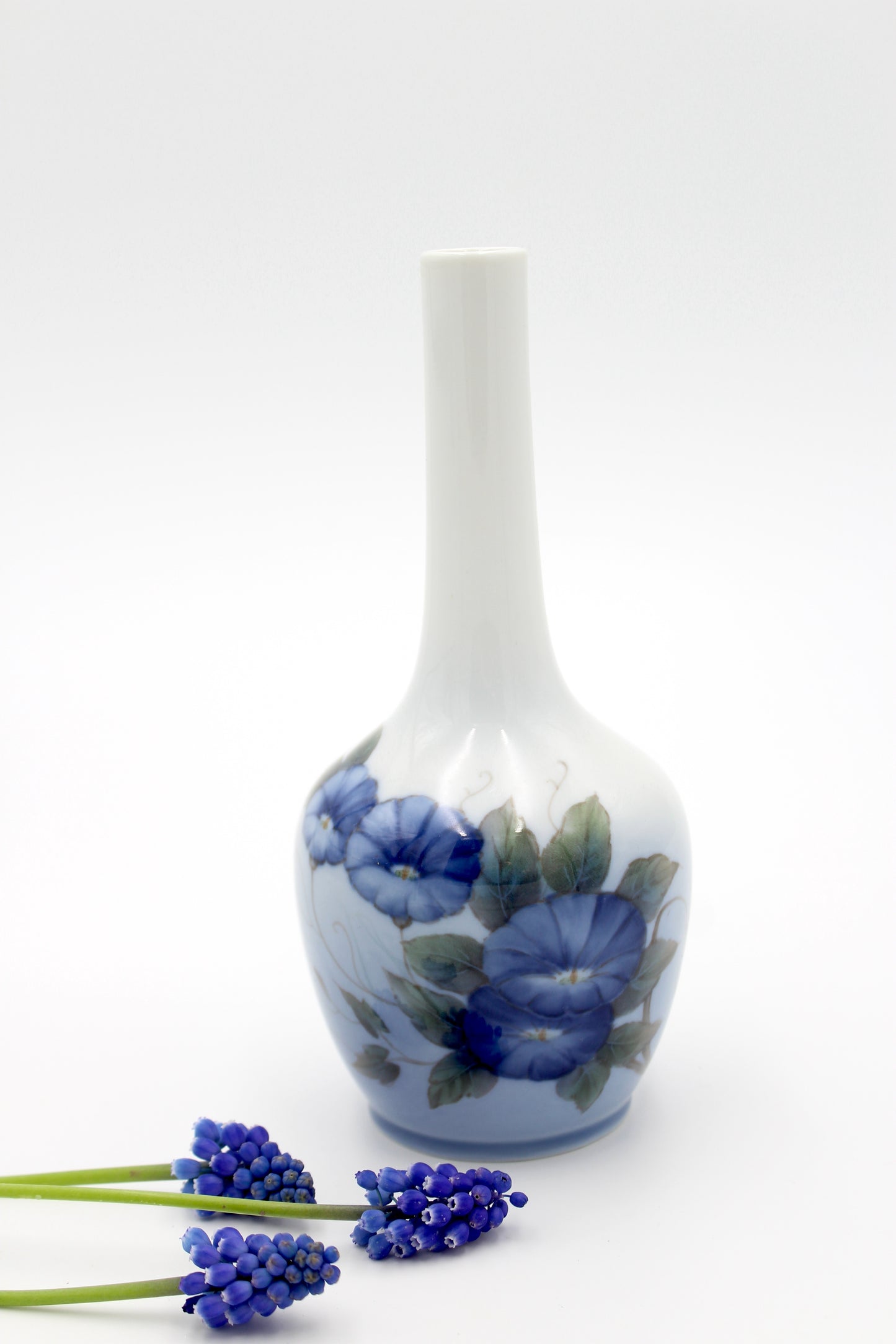 Royal Copenhagen - Vase med blomst, nr. 790-43B