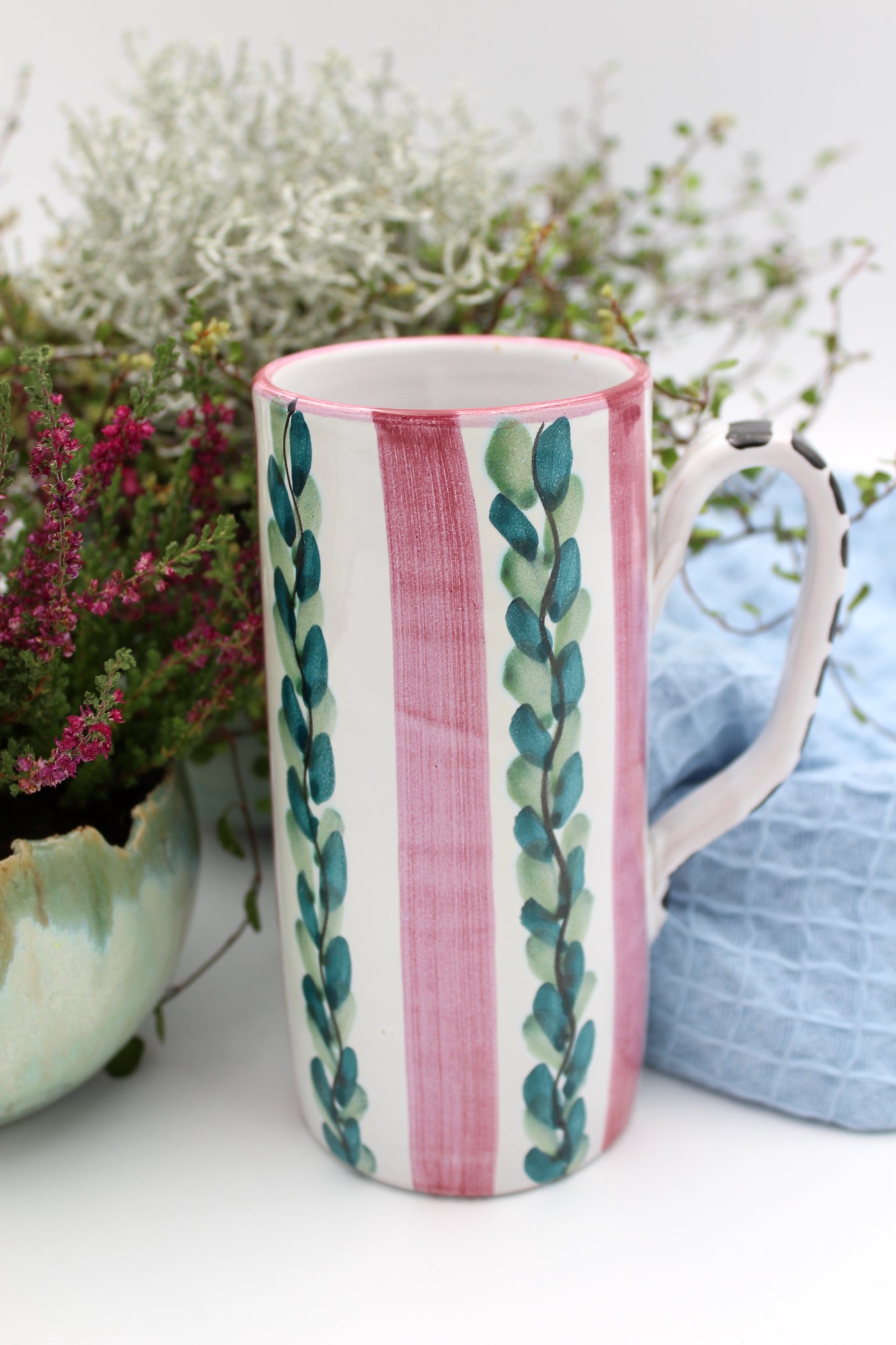 Håndmalet vase med hank