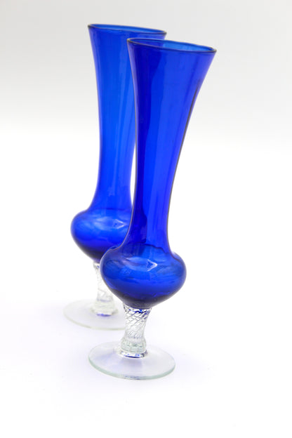 Blaue Vasen mit Wirbelfüßen