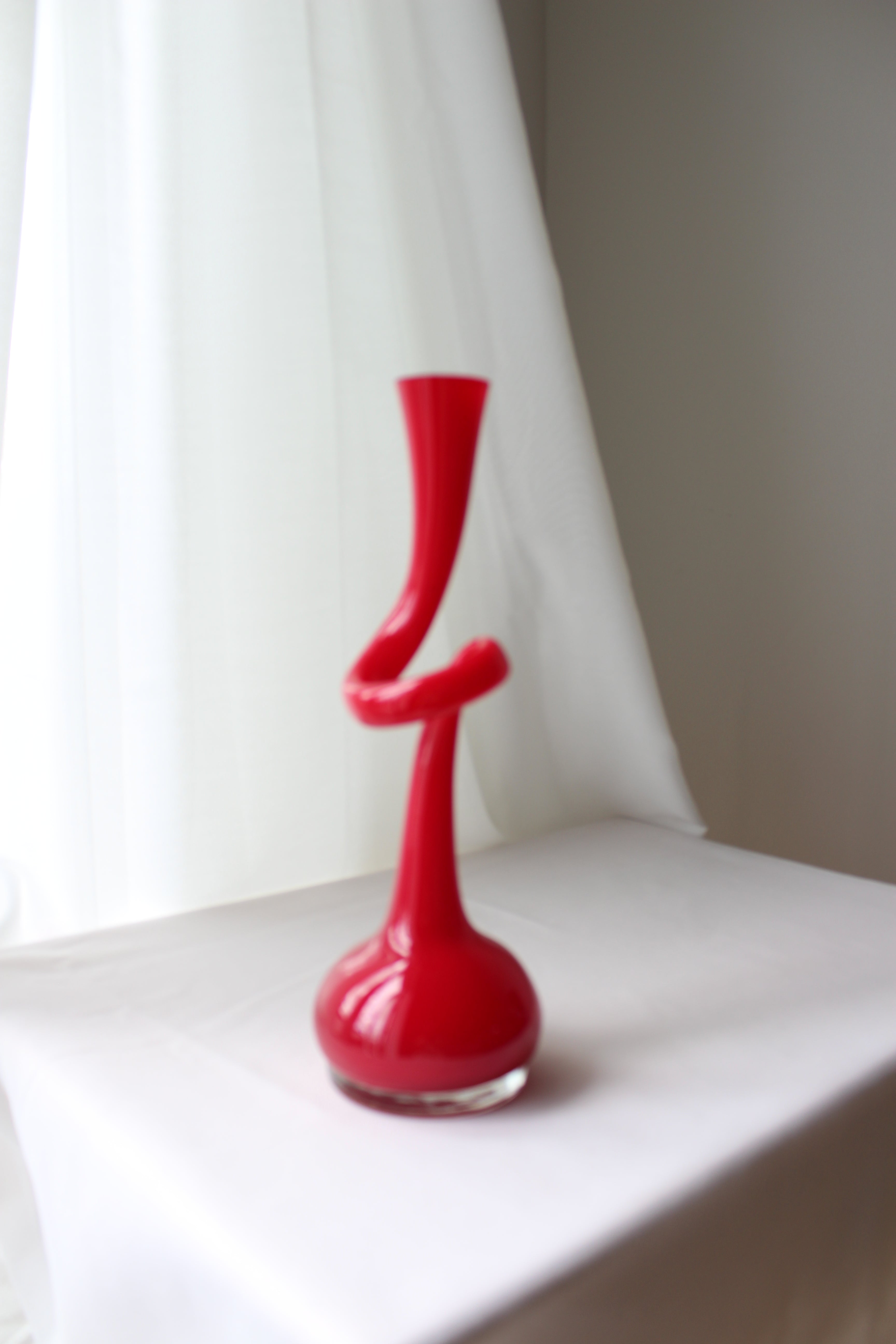 Normann - 'Swing' vase, red – ByMonica