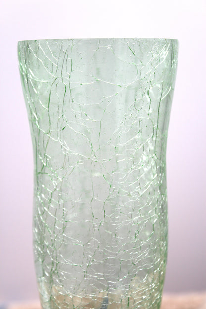 Grüne rissige Vase