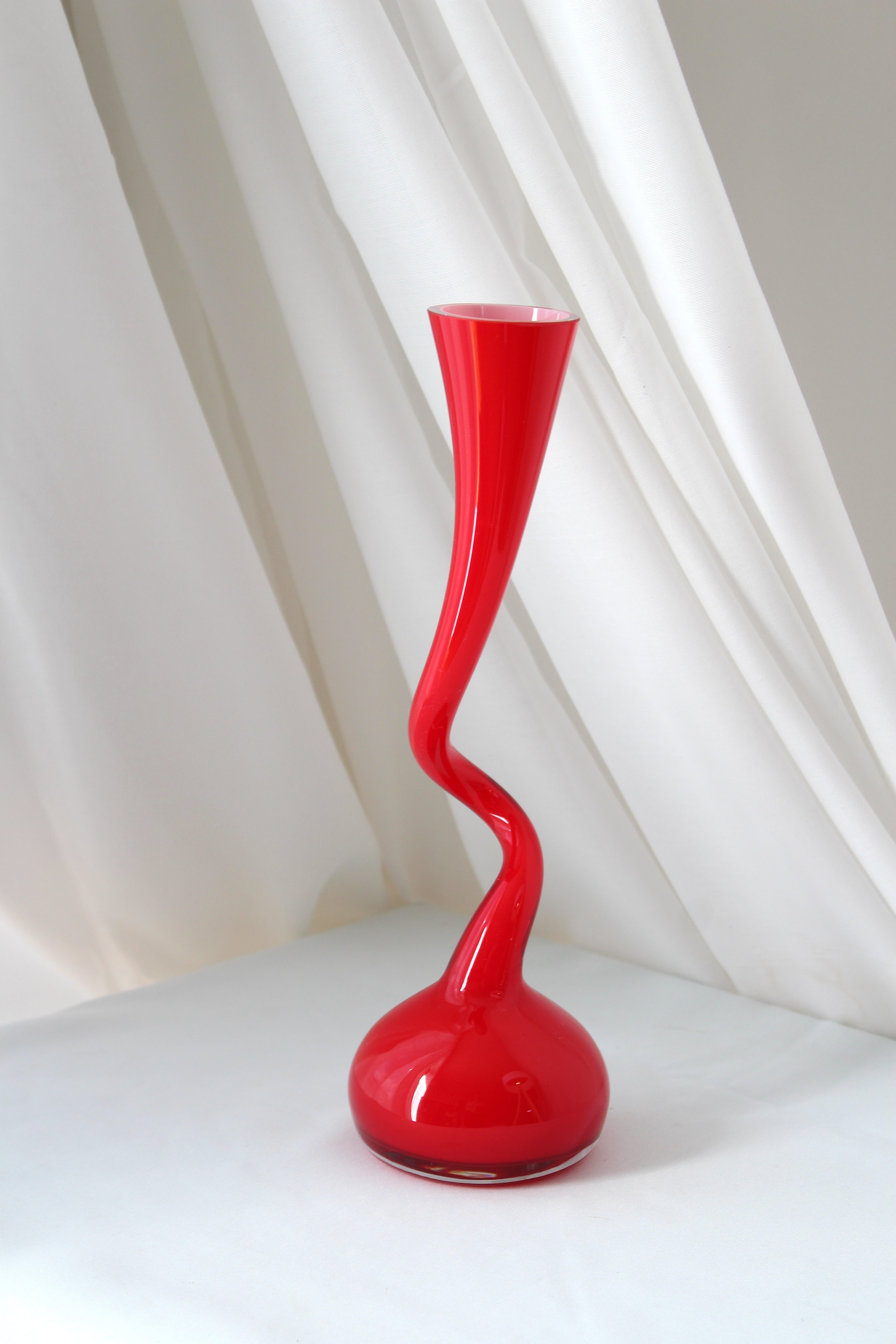 Normann - 'Swing' vase, red – ByMonica